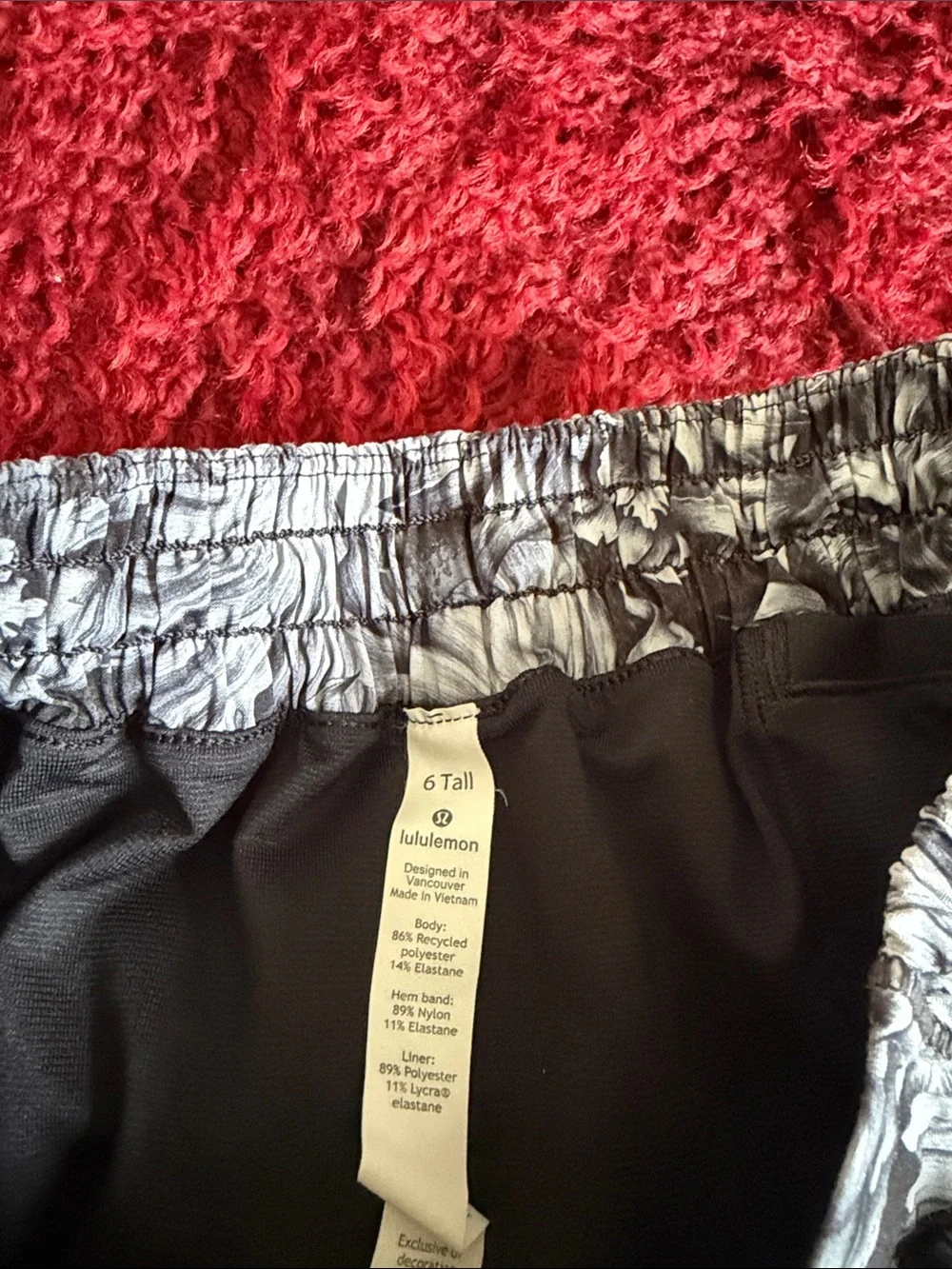 Lululemon Hotty Hot Short II *Tall 6